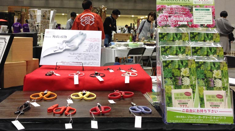 2018年4月14・15日　フラワードリーム2018　東京ビックサイト　横浜植木株式会社のご協力により、会場内、伝統園芸植物の展示エリアで、JGNも活動のご案内と外山刃物さんの鋏販売を実施します。