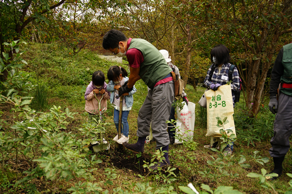 赤城自然園自然を考える教育プログラム人と自然が共生する森を創る～移植樹体験～【要予約】