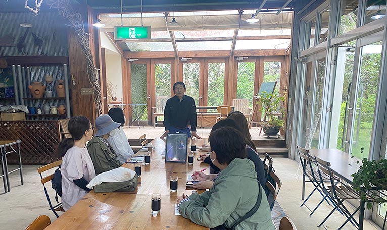 2025年4月20日現地集合！JGNナーセリーツアー『川原田邦彦さんの確実園園芸場でフジを楽しむ』を終えて　川原田さんの深掘りレクチャー