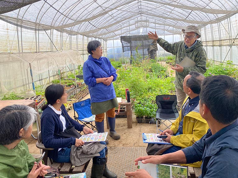 2025年5月17日 現地集合！JGNナーセリーツアー『蜜源植物をフィールドワークしよう＠グリーンプランつくば』を終えて　ハウスの中で情報交換