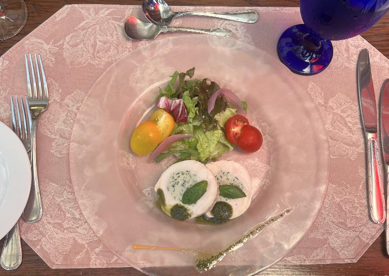 2025年6月21日開催JGNナーセリーツアー『ニイクラファーム見学とハーブコースランチ』を終えて　鶏肉とバジルを使った前菜
