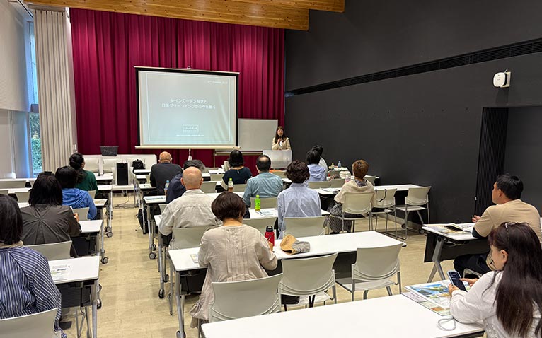 2025年10月18日 JGNイベント『レインガーデン見学と日英グリーンインフラの今を聞く』~木下剛さん・佐藤麻貴子さんのレクチャーとレインガーデン見学~を終えて 佐藤さんレクチャー