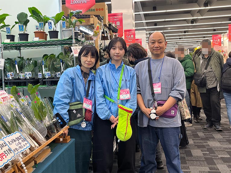 2026年2月5～11日『世界らん展2026-花と緑の祭典-』に出かけました。寿峰苑のブースで、撮影させていただきました（右/河野寿和さん）。