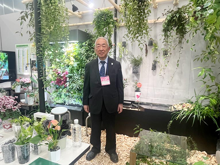 2026年2月5～11日『世界らん展2026-花と緑の祭典-』に出かけました。全国屋内緑化需要開拓推進協議会のブースで来場者に対応されていた、JGNメンバー　藤田茂さん。