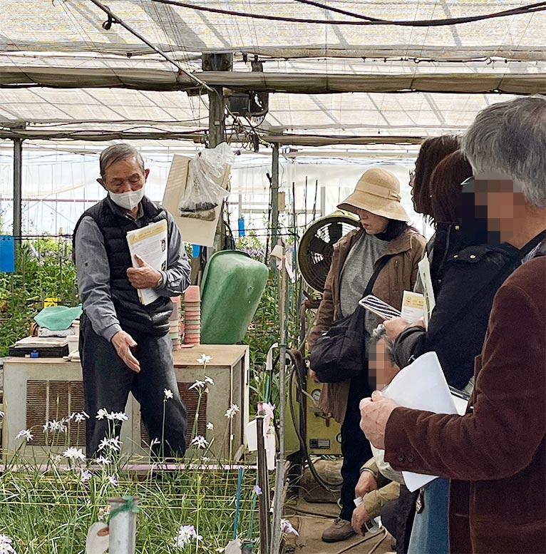 2026年3月14日開催 現地集合！JGNナーセリーツアー『【特別公開】三宅花卉園見学会2026』～育種のプロ・三宅 勇さんに学ぶ、宿根草と球根の世界～を終えて 丁寧に解説くださる三宅勇さん
