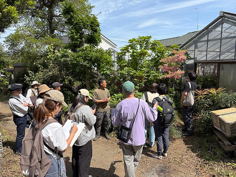 2026年4月18日開催　現地集合！JGNナーセリーツア『【特別公開】プロの圃場を巡る レア樹木探索＠古以津美園芸』ガラス室の前にもツツジ’鎌倉美人’などおすすめの植物が見られる