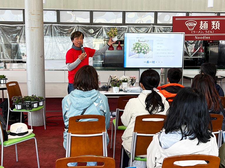 2026年5月23・24日『八ヶ岳ファーマーズマーケット 2026』を訪問しました　ゲブラナガトヨ荒井さんの「園芸教室」ユーモアを交えたお話に会場が盛り上がる